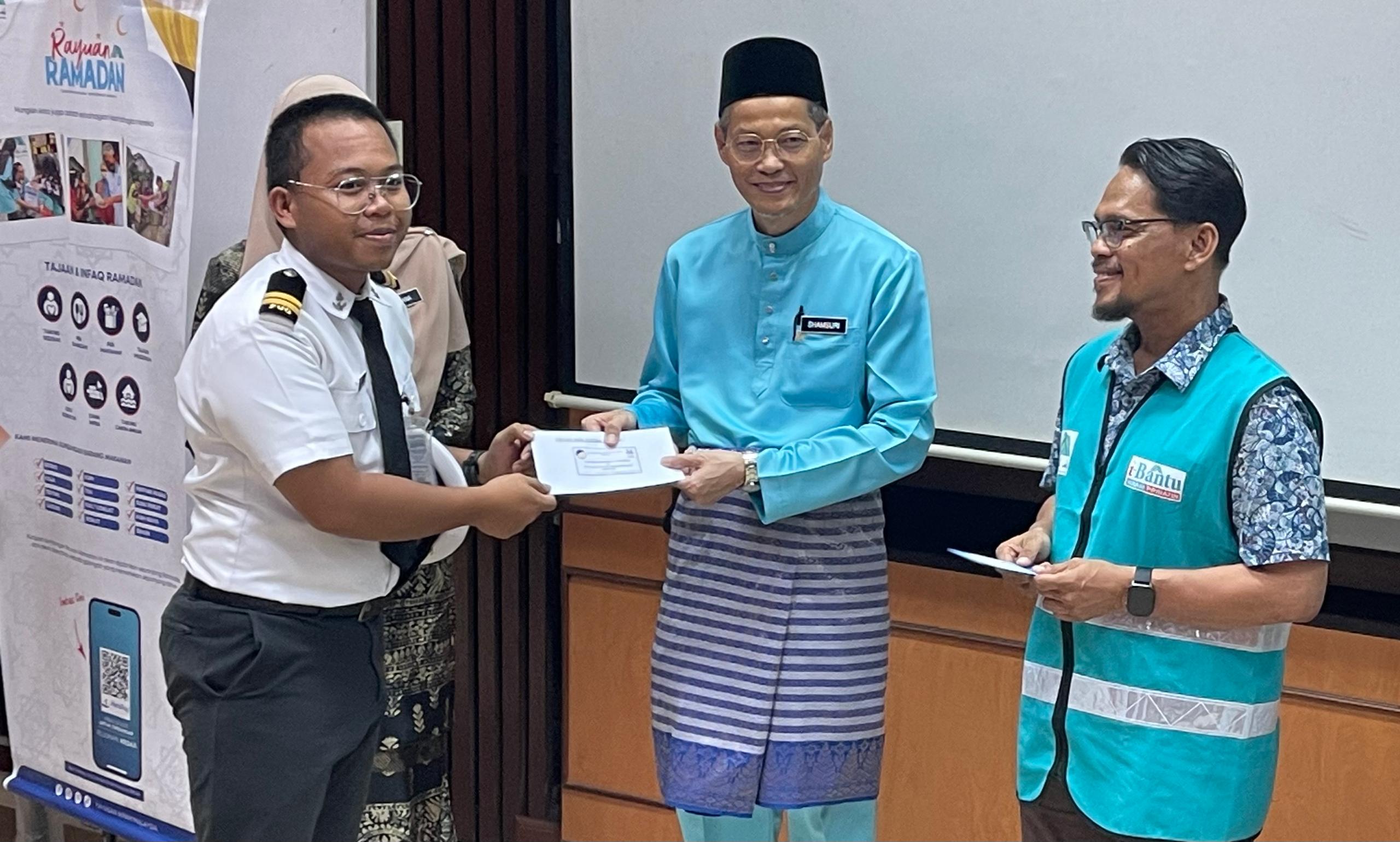 Yayasan Ikram Malaysia contributes Eid money to PUO students | Ipoh Echo