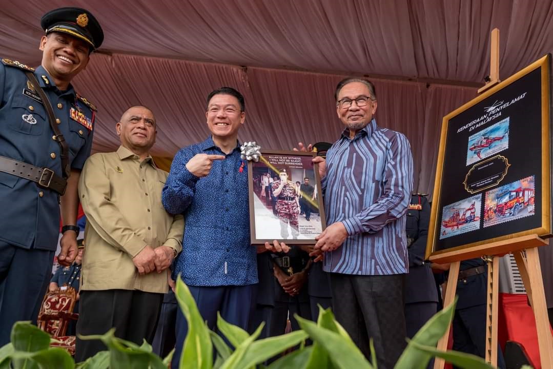 Prime Minister Receives Portrait As A Special Gift On World 