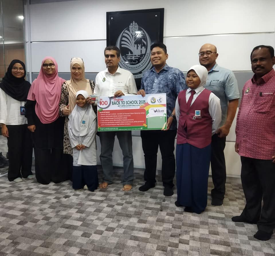 Mpm, Pasaraya Borong Sakan Donate School Supplies To 340 Students 